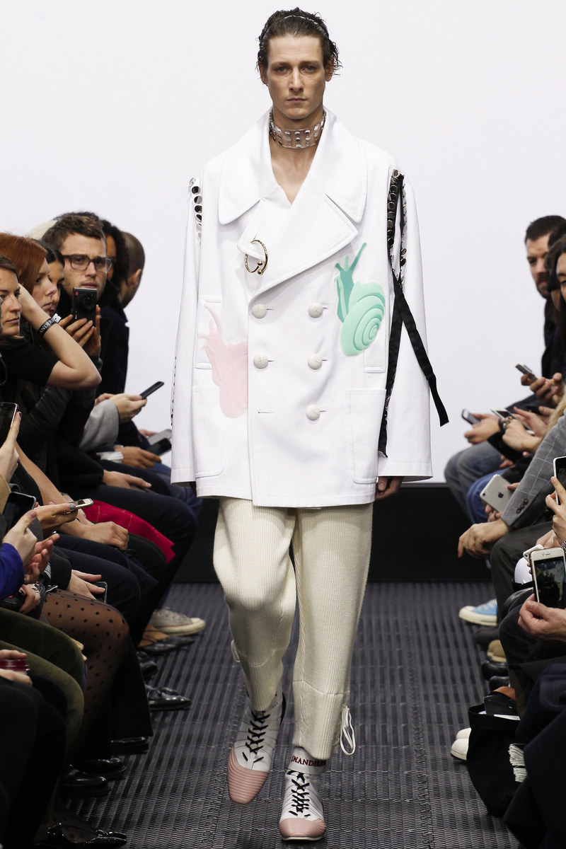 شاهدي الكزات الصوفية الطويلة والمعاطف الملونة في عرض J.W Anderson Fall 2016